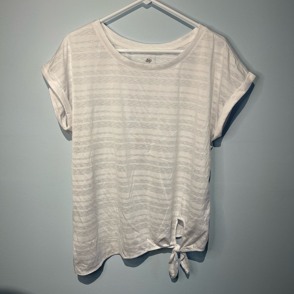 Dip Womens Knot Hem Tshirt. Color white. Womens Size Large EUC